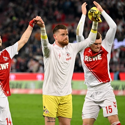 Jonas Hector (l.) und Timo Horn verlassen nach vielen Jahren den 1. FC Köln und feiern mit den Fans.