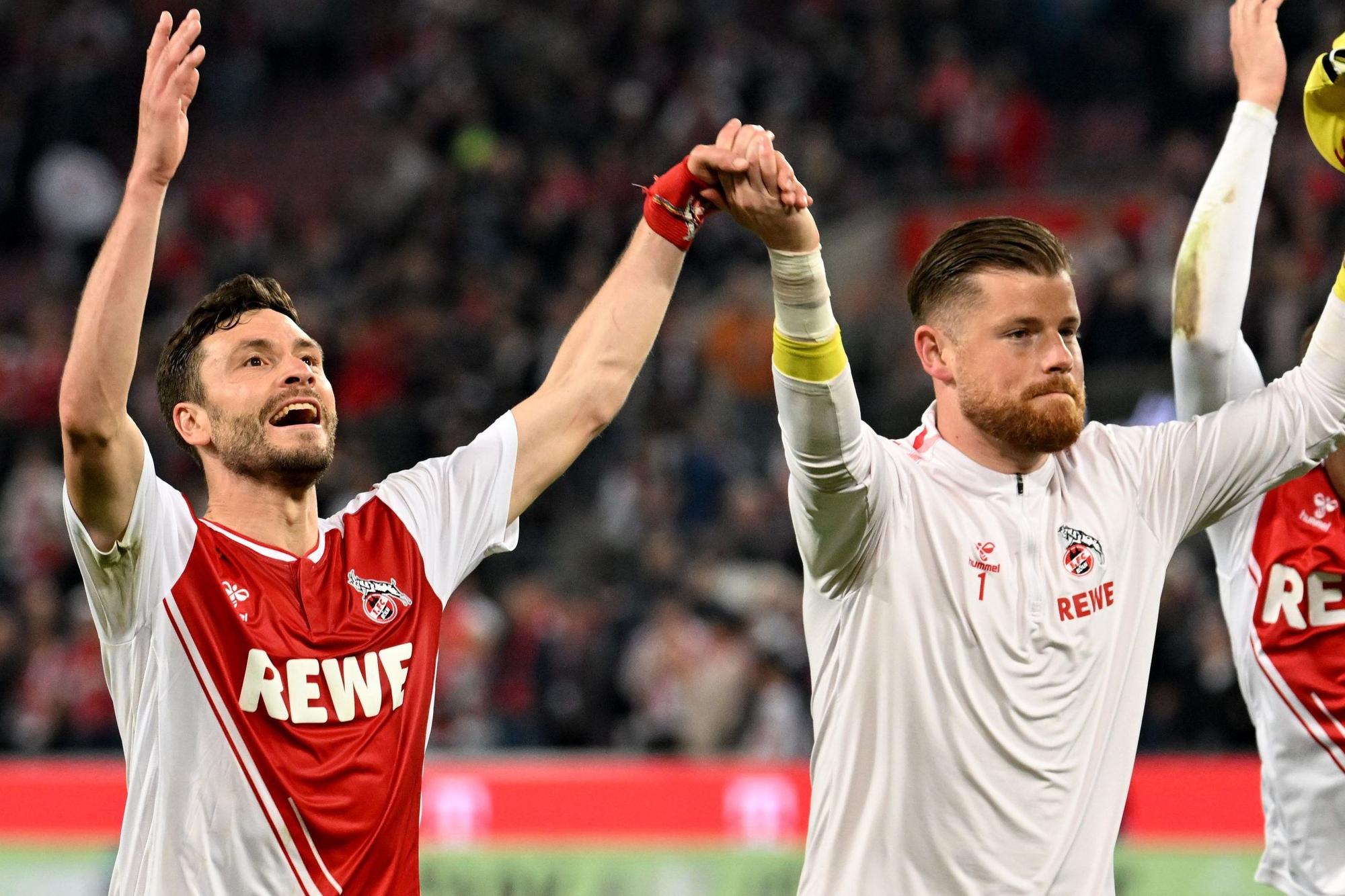 Jonas Hector (l.) und Timo Horn verlassen nach vielen Jahren den 1. FC Köln und feiern mit den Fans.