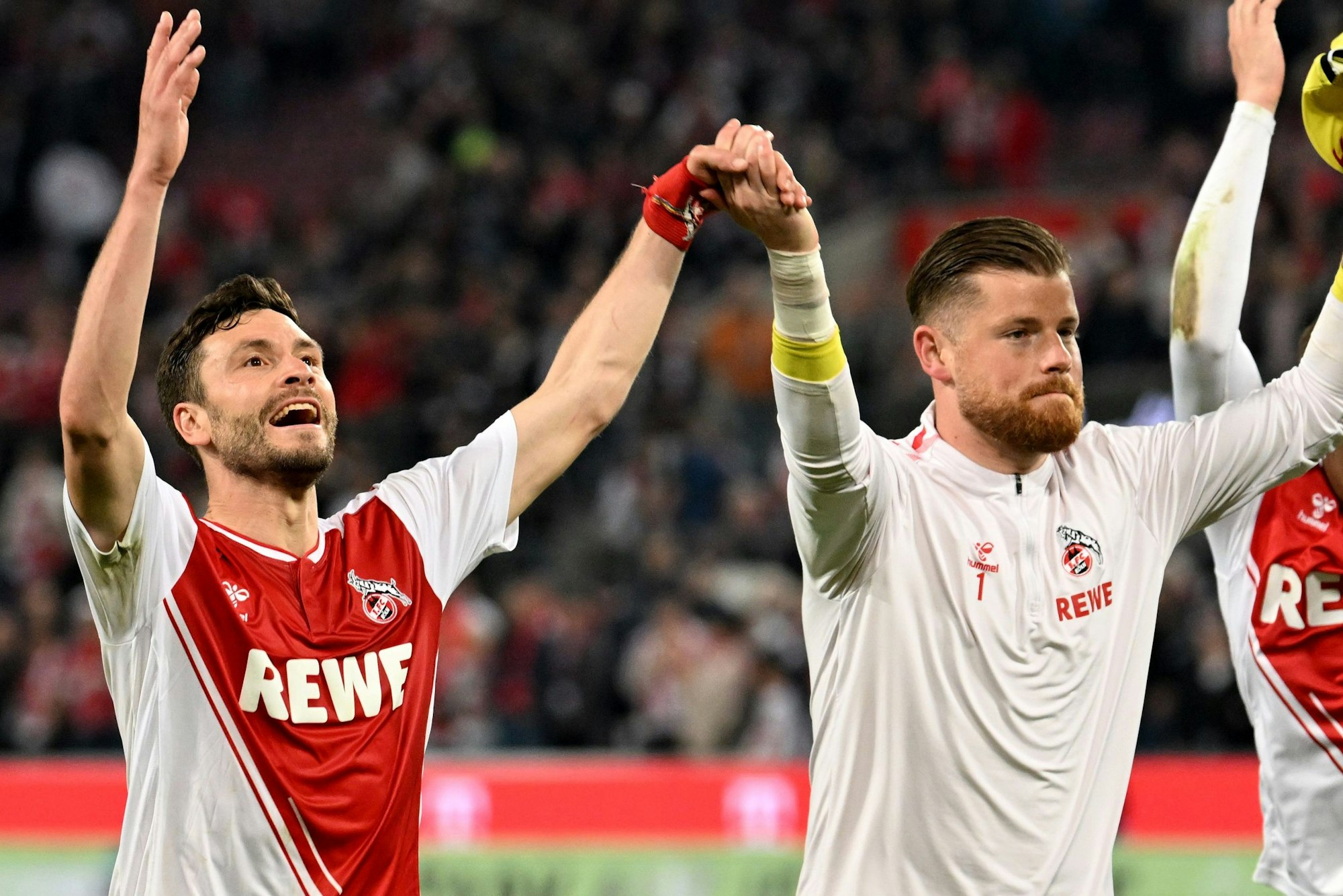 Jonas Hector (l.) und Timo Horn verlassen nach vielen Jahren den 1. FC Köln und feiern mit den Fans.