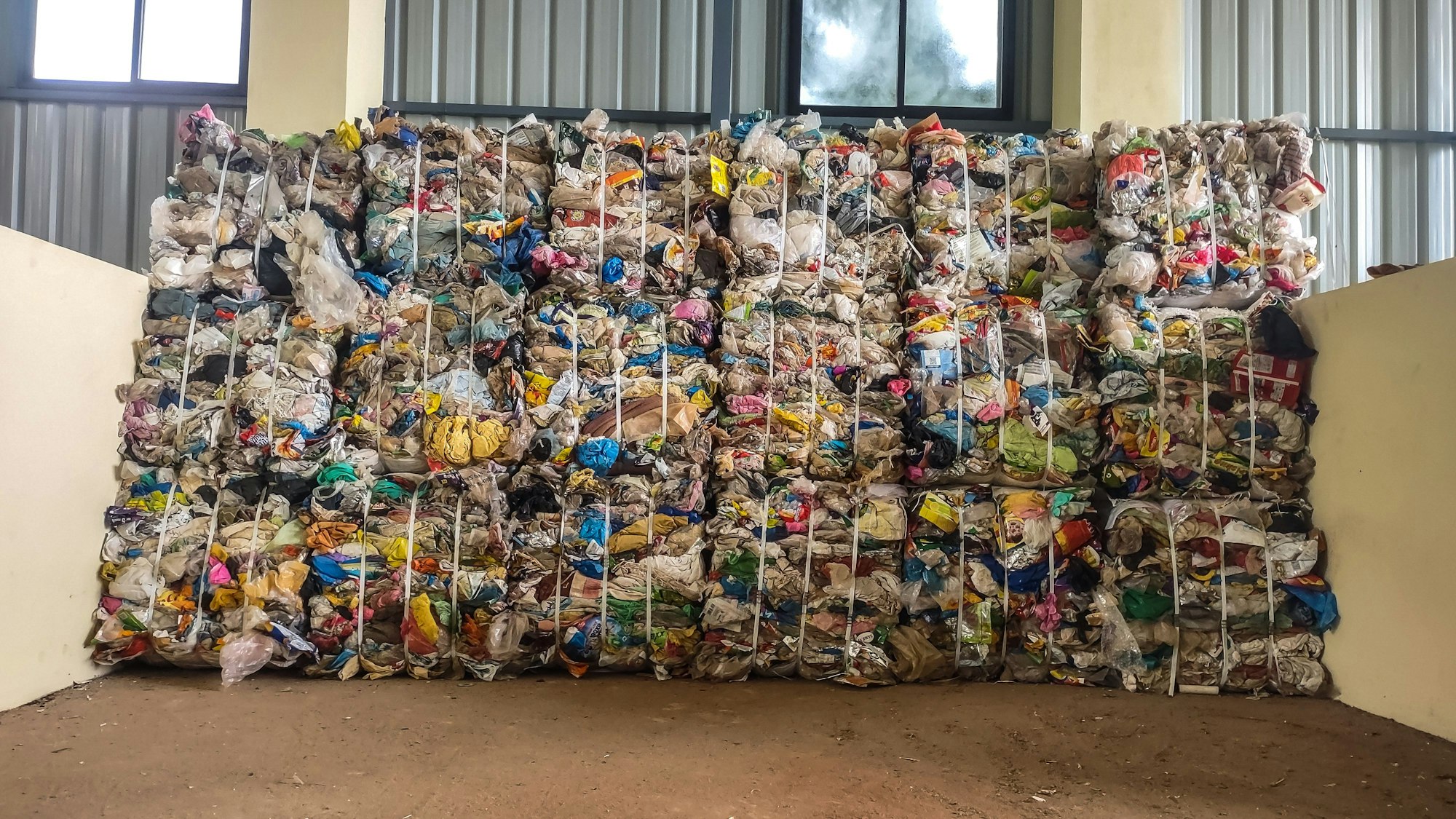 Gepresster Plastikmüll aus Flüssen in einer Sortieranlage des Kölner Start-ups Plastic Fischer in Indien/Indonesien