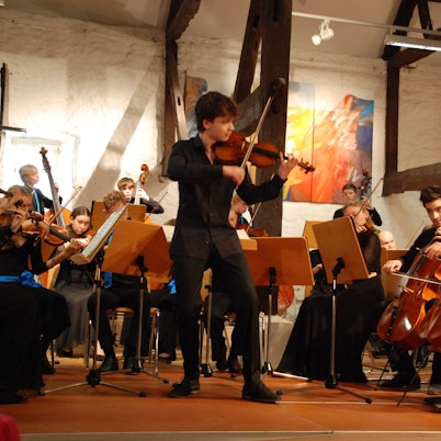 In der Langendorfer Remise gaben die jungen Musiker der Deutschen Streicherphilharmonie und der 18-jährige Geiger Jeremias Pestalozzi ihre Visitenkarte ab.