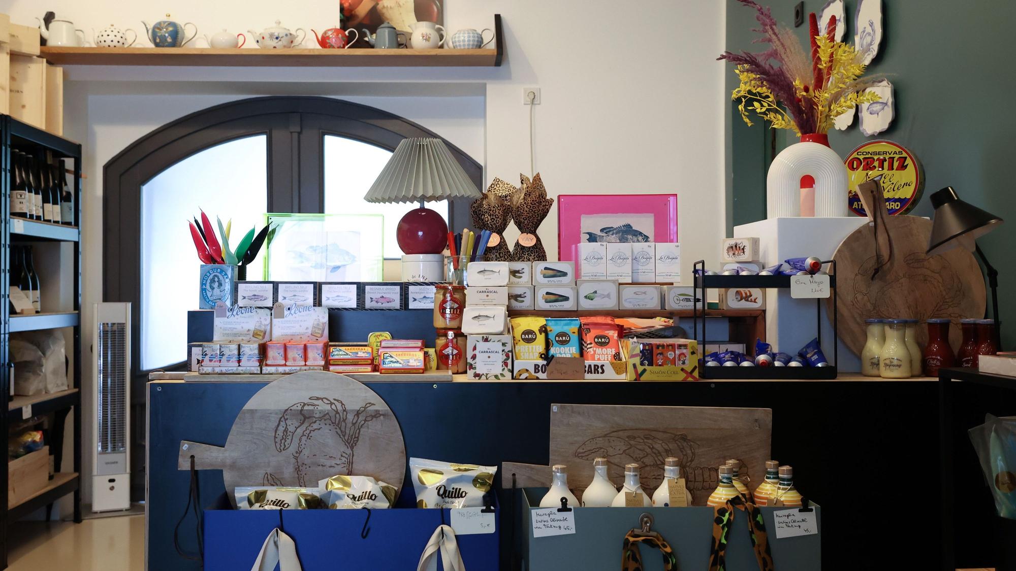 Innenraum des Restaurants mit Geschenke-Ecke