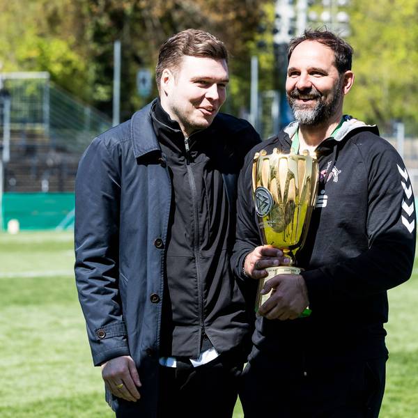 DFB Pokal der Junioren Finale, FC Schalke 04 U19 - 1. FC Koeln U19 Lukas Berg Leiter Nachwuchsleistungszentrum und Stefan Ruthenbeck Trainer 1. FC Koeln mit Pokal DFB Pokal der Junioren Finale, FC Schalke 04 U19 - 1. FC Koeln U19 Potsdam, Karl-Liebknecht-Stadion *** DFB Pokal Junior Final, FC Schalke 04 U19 1 FC Koeln U19 Lukas Berg Head of Junior Training Center and Stefan Ruthenbeck Coach 1 FC Koeln with trophy DFB Pokal Junior Final, FC Schalke 04 U19 1 FC Koeln U19 Potsdam, Karl Liebknecht Stadion Copyright: xBEAUTIFULxSPORTS/Wunderlx