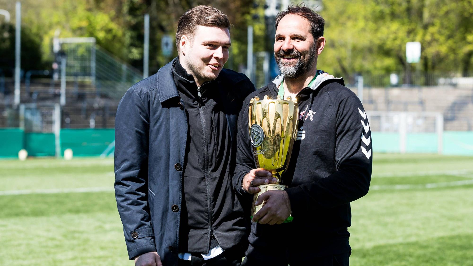 DFB Pokal der Junioren Finale, FC Schalke 04 U19 - 1. FC Koeln U19 Lukas Berg Leiter Nachwuchsleistungszentrum und Stefan Ruthenbeck Trainer 1. FC Koeln mit Pokal DFB Pokal der Junioren Finale, FC Schalke 04 U19 - 1. FC Koeln U19 Potsdam, Karl-Liebknecht-Stadion *** DFB Pokal Junior Final, FC Schalke 04 U19 1 FC Koeln U19 Lukas Berg Head of Junior Training Center and Stefan Ruthenbeck Coach 1 FC Koeln with trophy DFB Pokal Junior Final, FC Schalke 04 U19 1 FC Koeln U19 Potsdam, Karl Liebknecht Stadion Copyright: xBEAUTIFULxSPORTS/Wunderlx