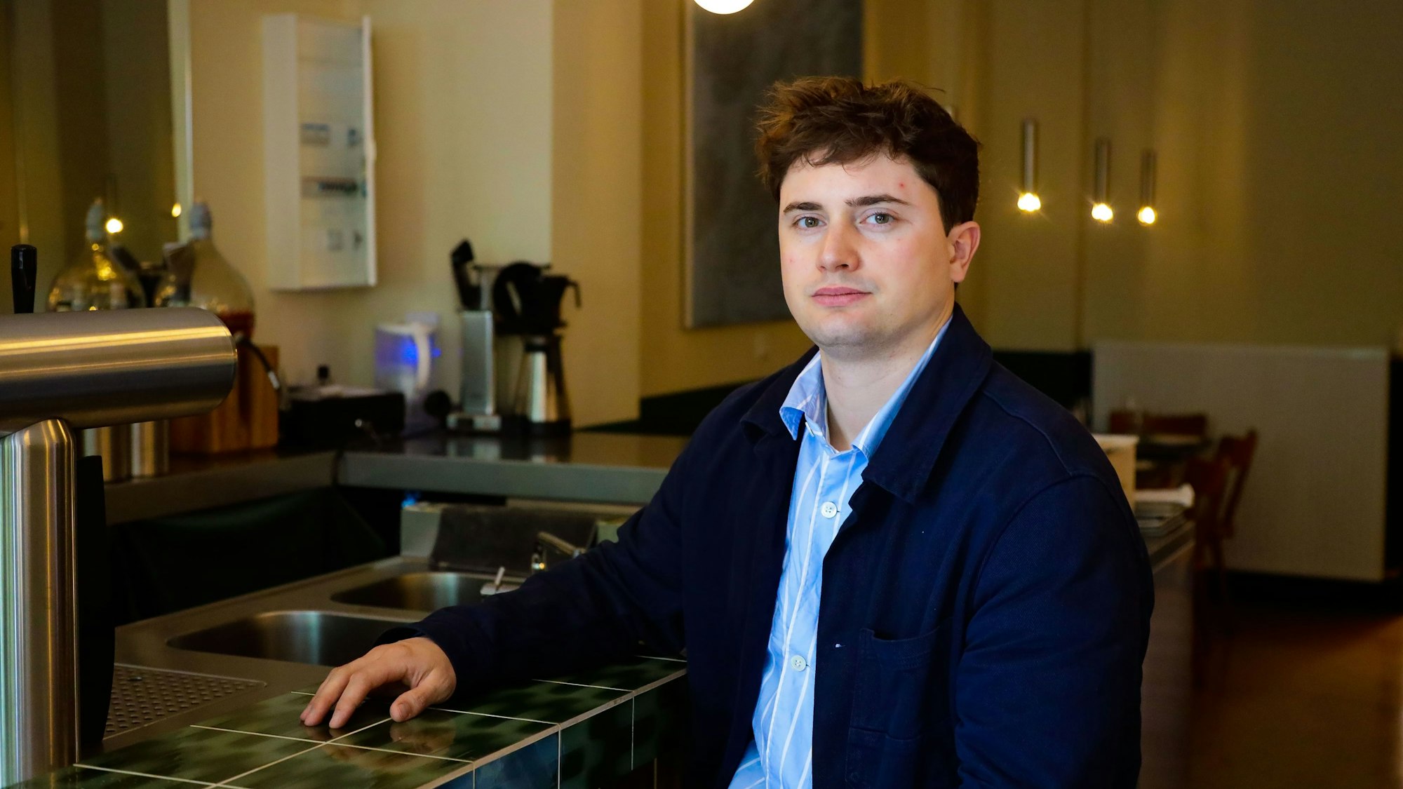 Sommelier Pit Spanke am Tresen der Weinstube Frohnatur