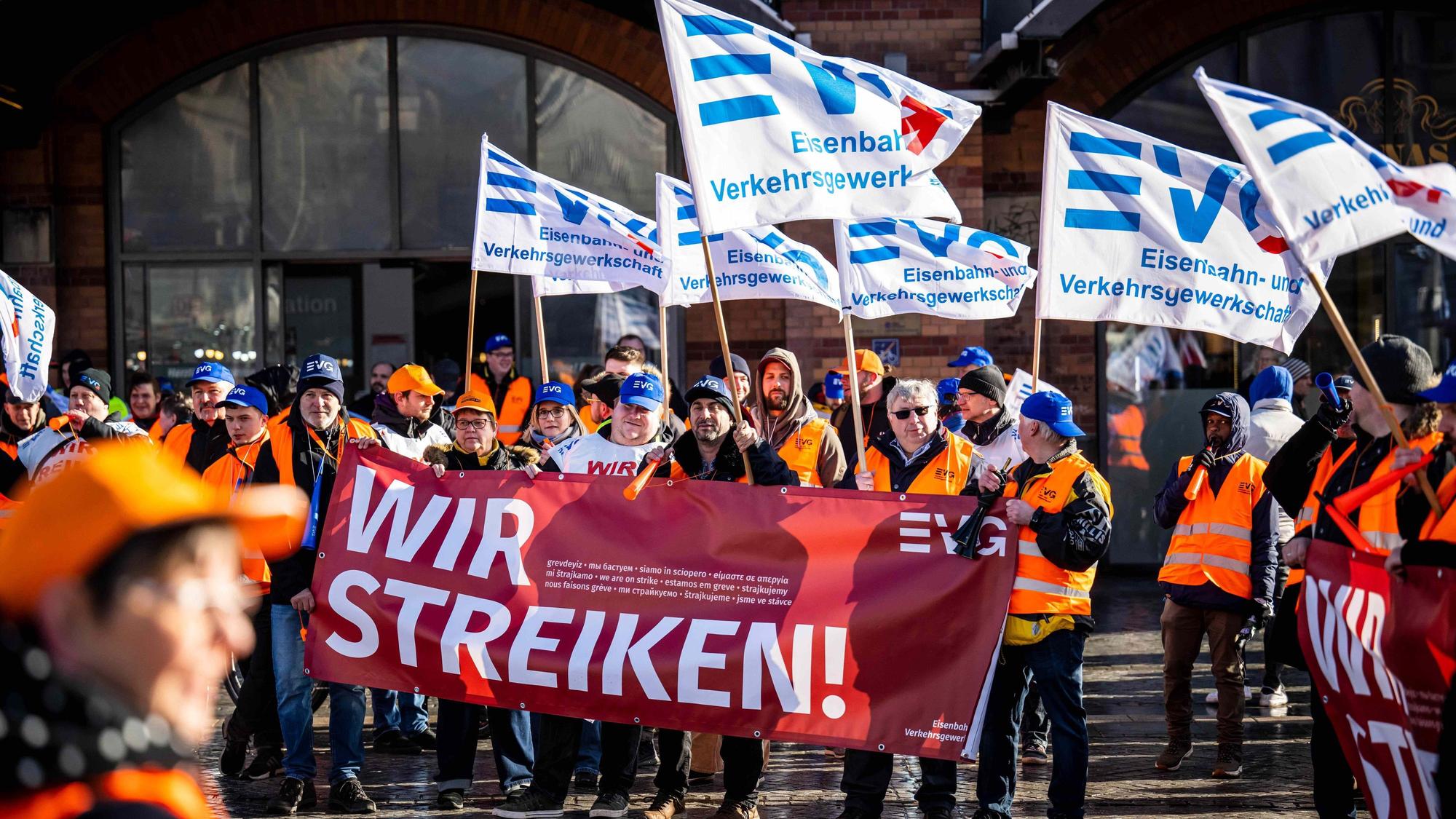 Seit Monaten herrscht der Tarif-Konflikt zwischen der Eisenbahn- und Verkehrsgewerkschaft (EVG) und der Deutschen Bahn. Es kam bereits zu mehreren Warnstreiks, wie hier Ende März in Bremen, auch Köln und die Region waren schon betroffen.