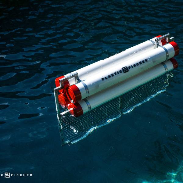 Ein TrashBoom des Kölner Start-ups Plastic Fischer, bestehend aus Auftriebskörpern aus PVC-Röhren, Stahlzaun und Stahlrahmen