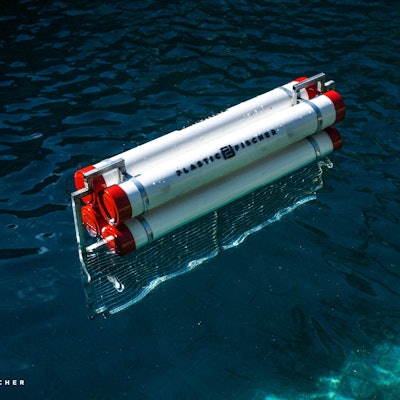 Ein TrashBoom des Kölner Start-ups Plastic Fischer, bestehend aus Auftriebskörpern aus PVC-Röhren, Stahlzaun und Stahlrahmen