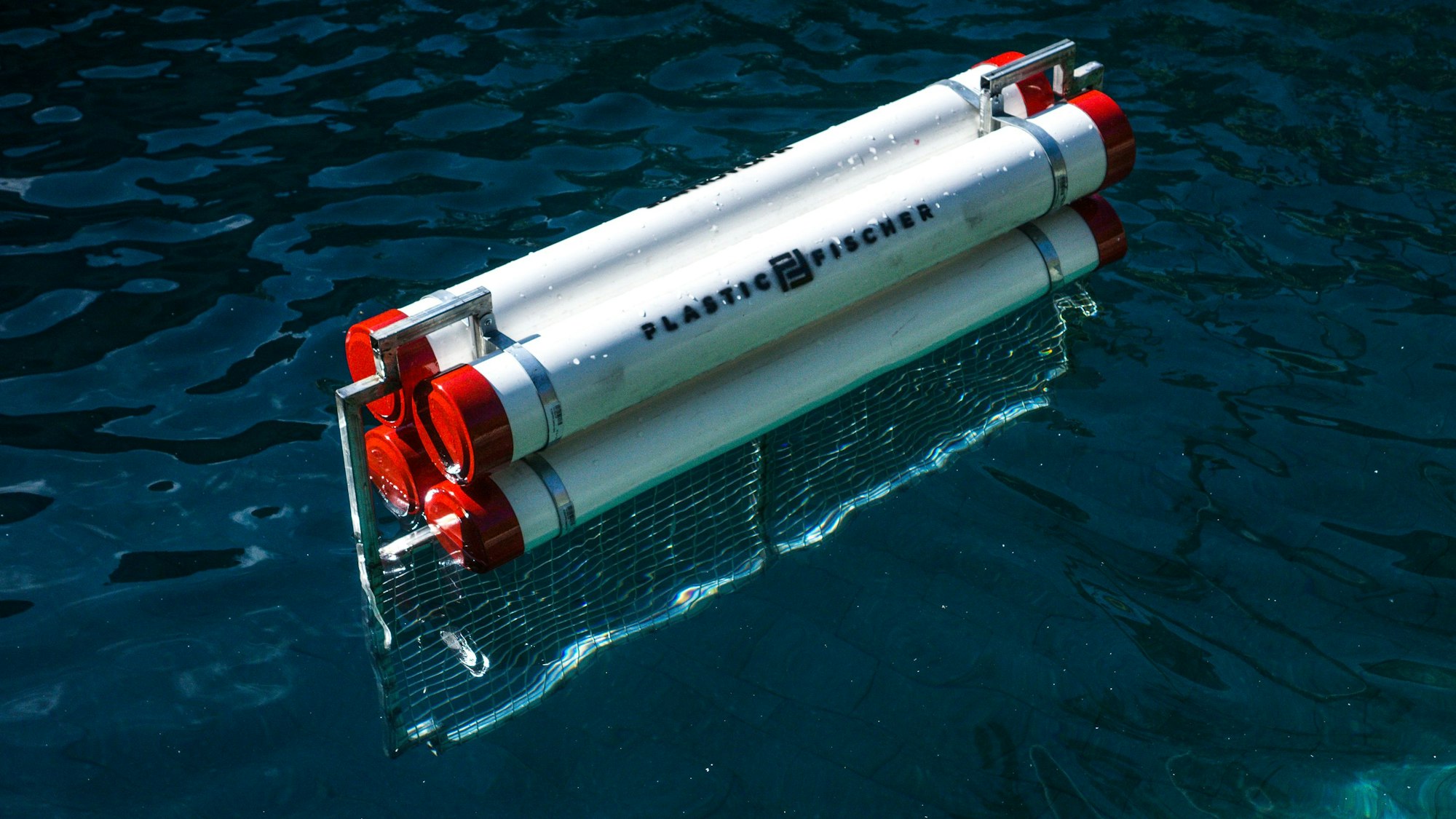 Ein TrashBoom des Kölner Start-ups Plastic Fischer, bestehend aus Auftriebskörpern aus PVC-Röhren, Stahlzaun und Stahlrahmen