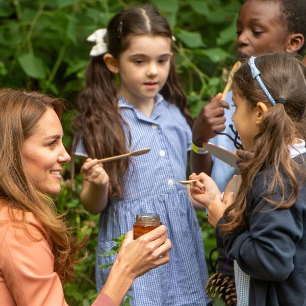 Catherine, Herzogin von Cambridge, gibt Kindern Honig zum Probieren, als sie das UrbanNature-Projekt im Natural History Museum am 22. Juni 2021 in London, England, besucht.