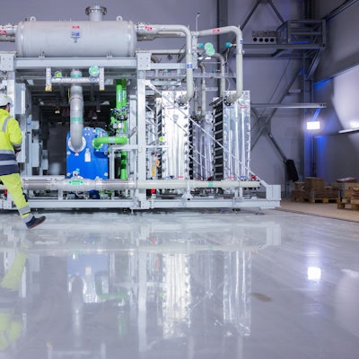 Oberhausen: Blick auf den Elektrolyseur für die Herstellung von grünem Wasserstoff bei Air Liquide. Erneuerbare Gase wie klimaneutral hergestellter Wasserstoff oder Biomethan spielen nach Ansicht der Gaswirtschaft im künftigen Energiesystem eine unverzichtbare Rolle.