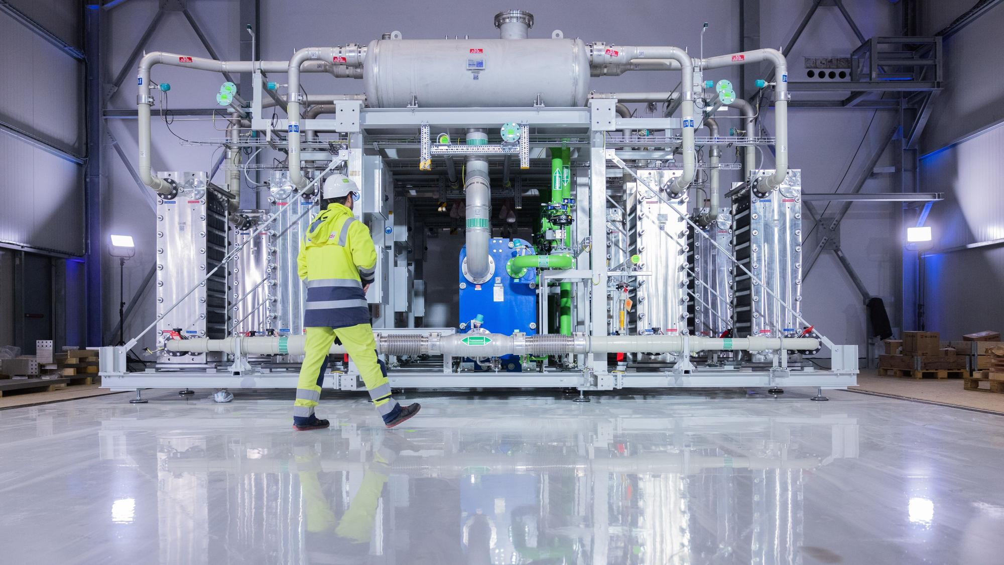 Oberhausen: Blick auf den Elektrolyseur für die Herstellung von grünem Wasserstoff bei Air Liquide. Erneuerbare Gase wie klimaneutral hergestellter Wasserstoff oder Biomethan spielen nach Ansicht der Gaswirtschaft im künftigen Energiesystem eine unverzichtbare Rolle.