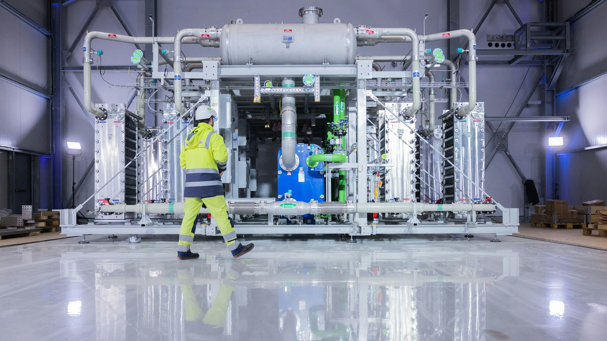 Oberhausen: Blick auf den Elektrolyseur für die Herstellung von grünem Wasserstoff bei Air Liquide. Erneuerbare Gase wie klimaneutral hergestellter Wasserstoff oder Biomethan spielen nach Ansicht der Gaswirtschaft im künftigen Energiesystem eine unverzichtbare Rolle.