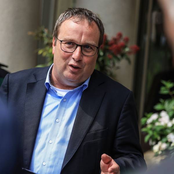 Oliver Krischer (Bündnis 90/Die Grünen), Minister für Umwelt, Naturschutz und Verkehr des Landes Nordrhein-Westfalen. Er trägt einen Anzug und ein blaues Hemd.