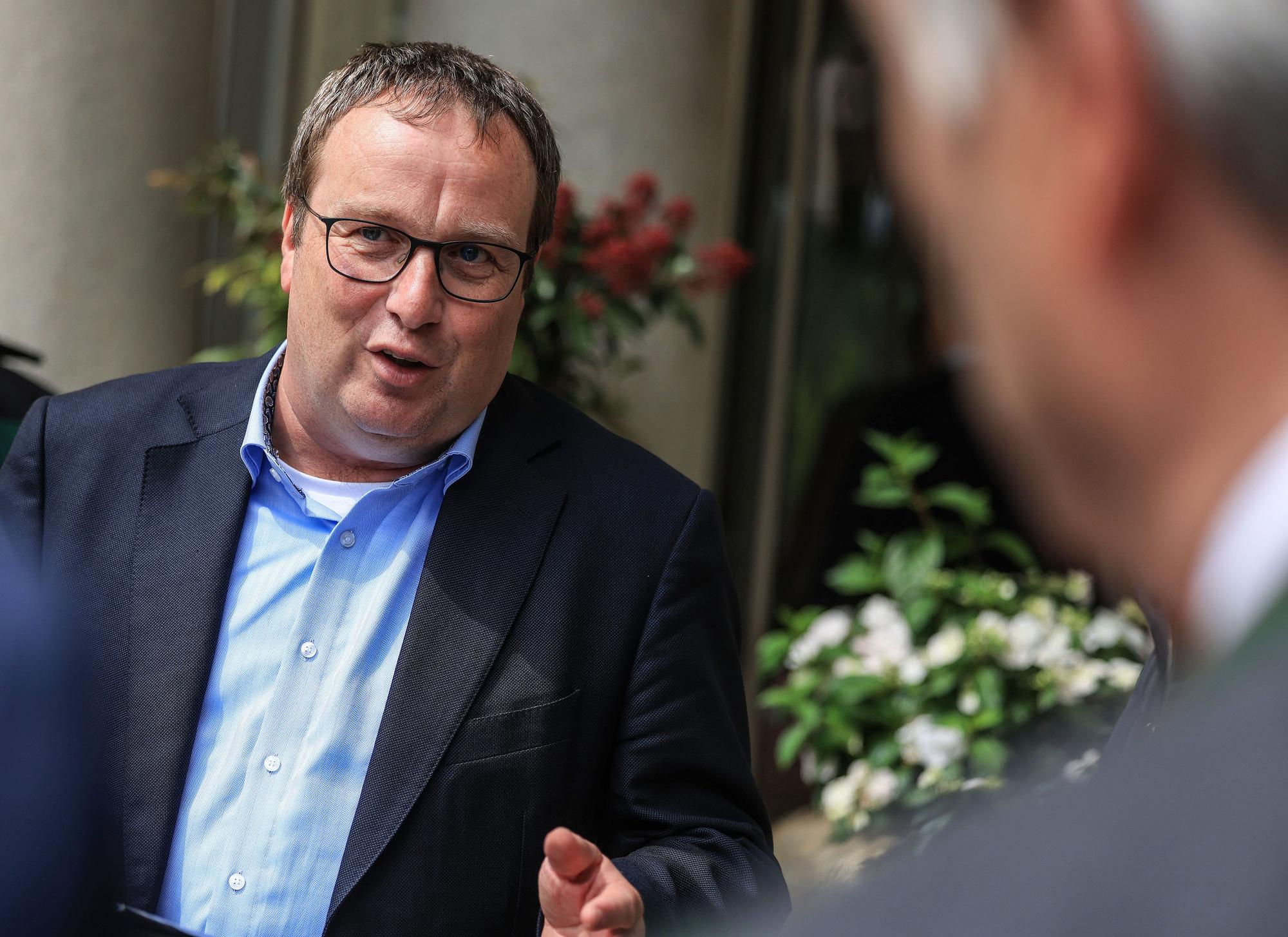 11.05.2023, Nordrhein-Westfalen, Königswinter: Oliver Krischer (Bündnis 90/Die Grünen), Minister für Umwelt, Naturschutz und Verkehr des Landes Nordrhein-Westfalen, spricht vor dem Tagungsort der Umweltministerkonferenz bei der Übergabe einer Resolution, in der eine stärkere Kontrolle der Wolfspopulation gefordert wurde, mit Vertretern verschiedener Landwirtschaftsverbände.