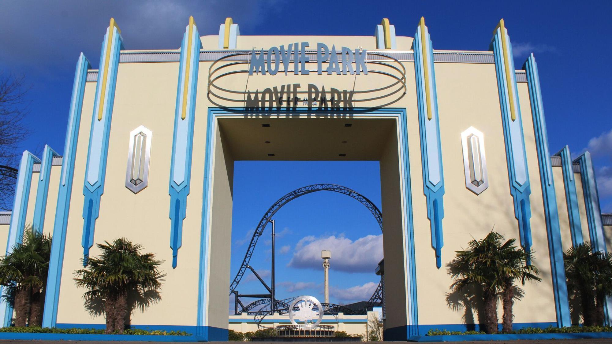 Großes Eingangsportal mit der Aufschrift „Movie Park“.