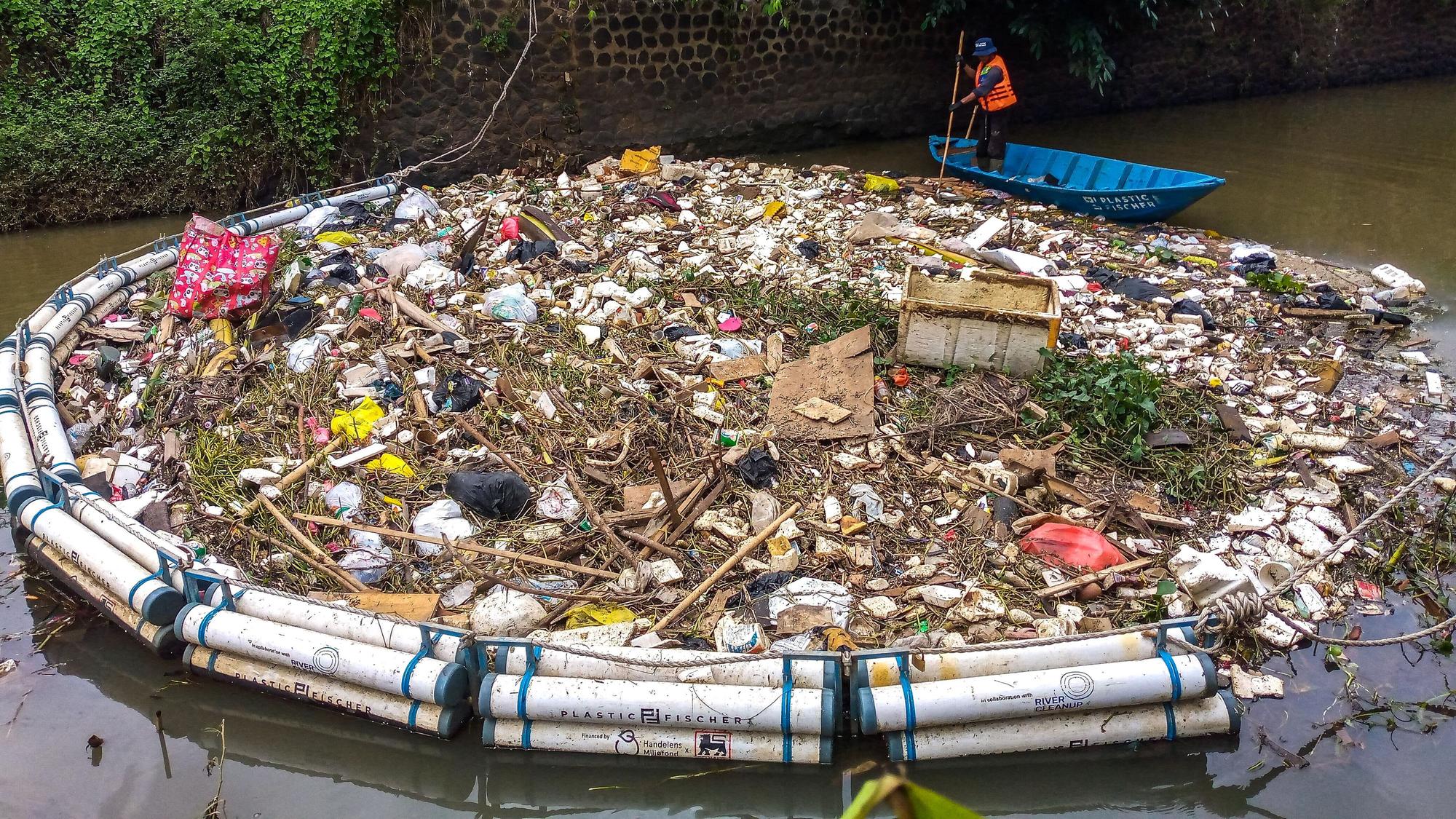 Ein TrashBoom-System des Kölner Start-ups Plastic Fischer in einem Fluss der indonesischen Stadt Bandung
