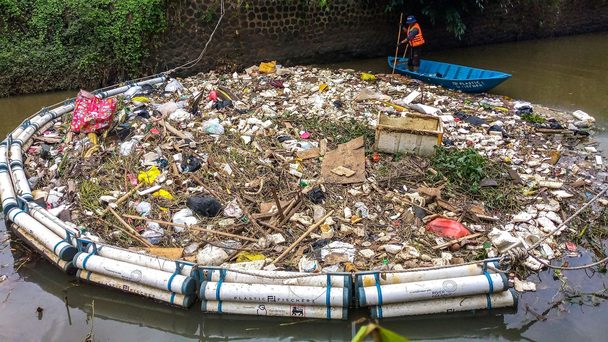 Ein TrashBoom-System des Kölner Start-ups Plastic Fischer in einem Fluss der indonesischen Stadt Bandung