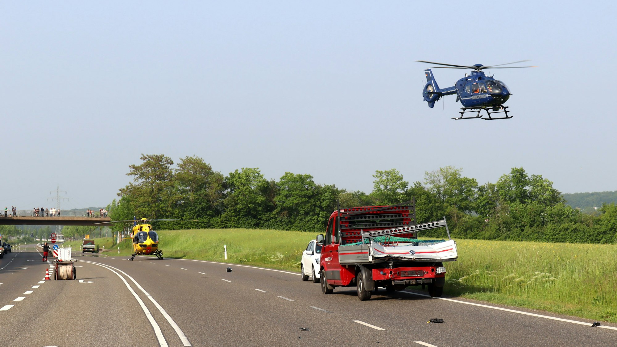 Ein Rettungshubschrauber ist auf der B266 gelandet, ein weiterer startet zum Abflug in Richtung Krankenhaus.