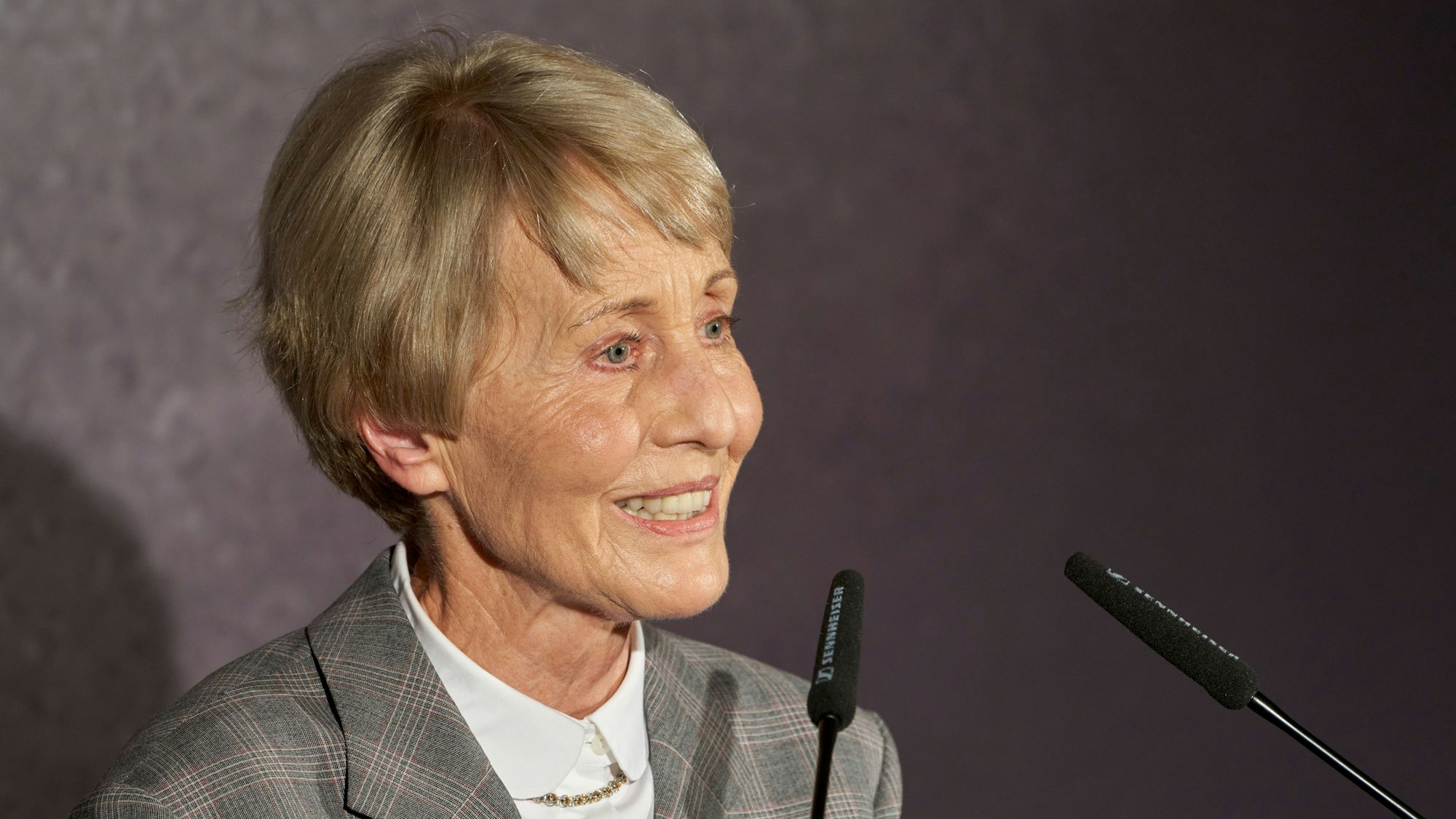 Brigitte Seebacher, Historikerin spricht im Rheinhotel Schulz unweit vom Willy-Brandt-Forum Unkel während der Gedenkfeier zum 30. Todestag von Willy Brandt. Der frühere Bundeskanzler und Friedensnobelpreisträger starb am 8. Oktober 1992 in Unkel.