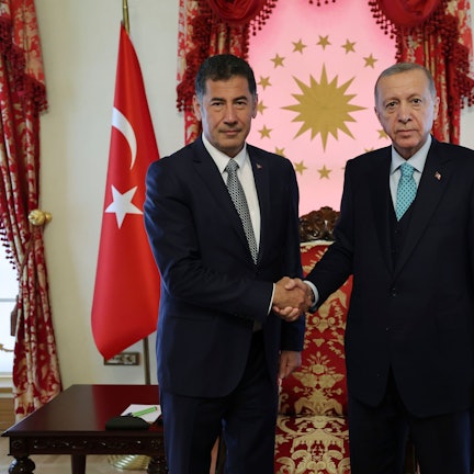 19.05.2023, Türkei, Istanbul: Dieses vom Präsidialamt der Türkei zur Verfügung gestellte Foto zeigt Recep Tayyip Erdoğan (r.), Präsident der Türkei, und Sinan Ogan, ehemaliger Präsidentschaftskandidat der ATA-Allianz. Der im Rennen um das türkische Präsidentenamt ausgeschiedene Drittplatzierte, Sinan Oğangan, will kommende Woche bekannt geben, wen er in der Stichwahl unterstützt.