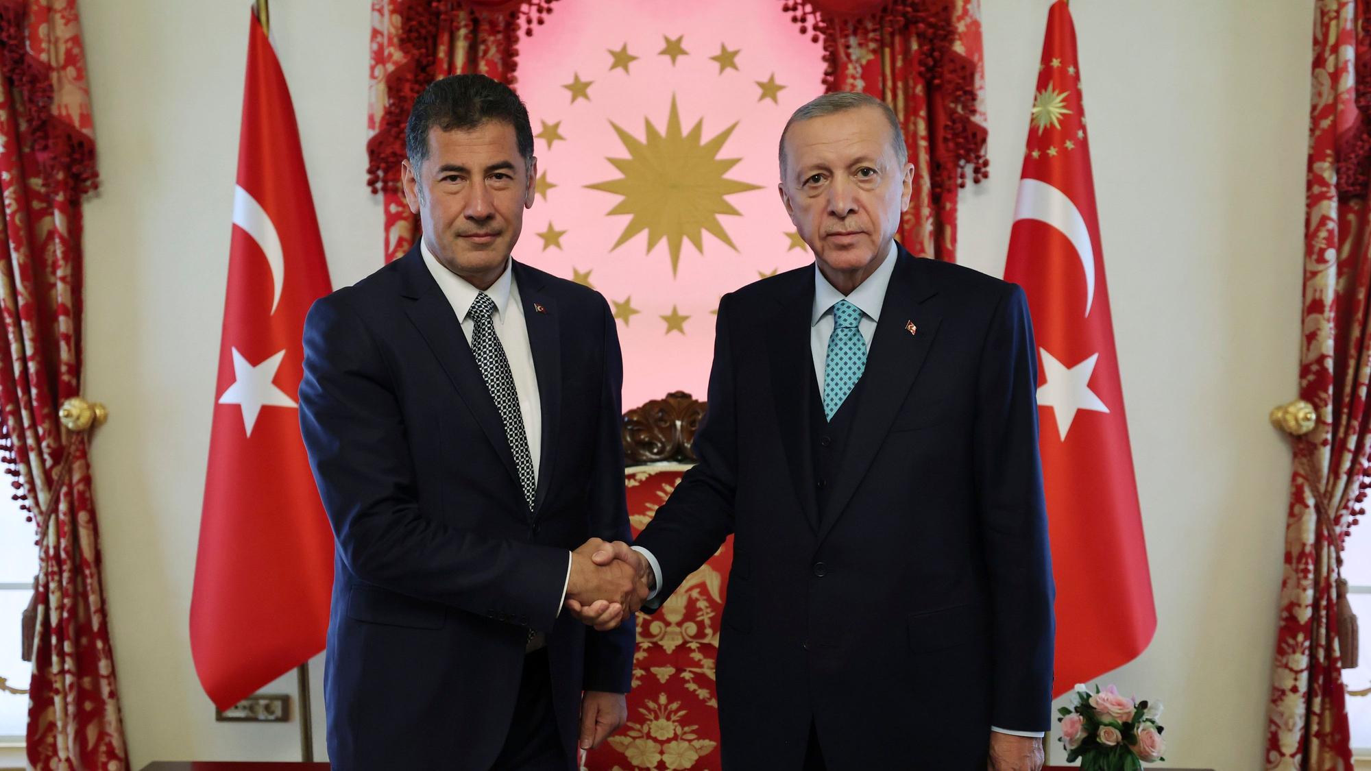 19.05.2023, Türkei, Istanbul: Dieses vom Präsidialamt der Türkei zur Verfügung gestellte Foto zeigt Recep Tayyip Erdoğan (r.), Präsident der Türkei, und Sinan Ogan, ehemaliger Präsidentschaftskandidat der ATA-Allianz. Der im Rennen um das türkische Präsidentenamt ausgeschiedene Drittplatzierte, Sinan Oğangan, will kommende Woche bekannt geben, wen er in der Stichwahl unterstützt.