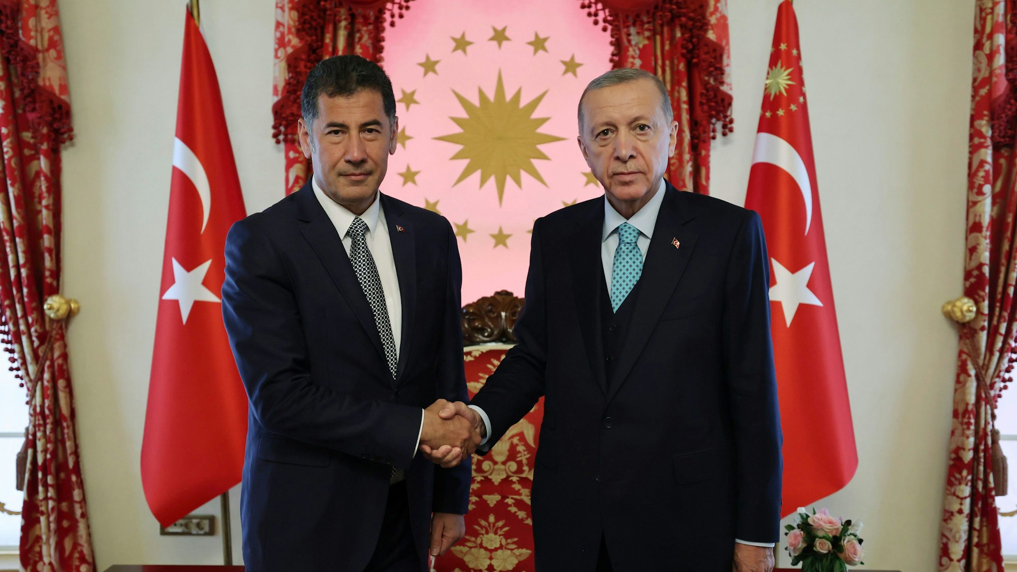 19.05.2023, Türkei, Istanbul: Dieses vom Präsidialamt der Türkei zur Verfügung gestellte Foto zeigt Recep Tayyip Erdoğan (r.), Präsident der Türkei, und Sinan Ogan, ehemaliger Präsidentschaftskandidat der ATA-Allianz. Der im Rennen um das türkische Präsidentenamt ausgeschiedene Drittplatzierte, Sinan Oğangan, will kommende Woche bekannt geben, wen er in der Stichwahl unterstützt.