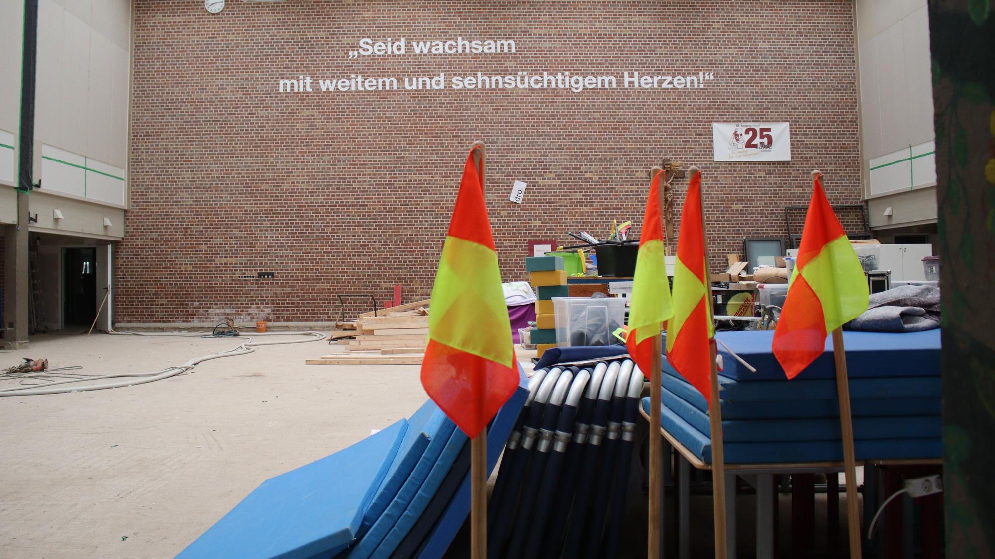 Sportmatten und andere Gegenstände sind im Pädagogischen Zentrum gelagert.