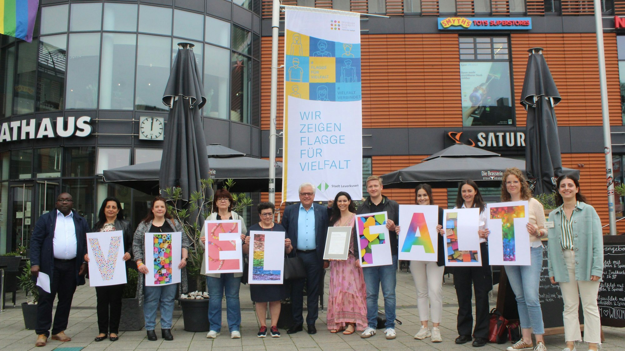 Fahnehissen vor dem Rathaus: Die Stadt Leverkusen hat die Charta der Vielfalt unterschrieben.