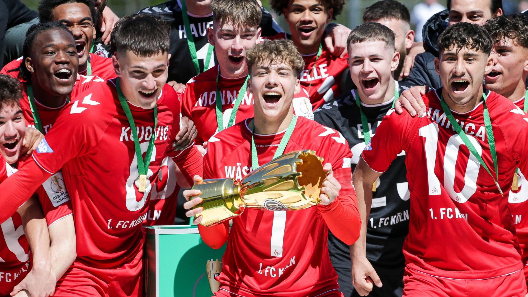 Fussball, DFB Pokal der Junioren Saison 2022 / 2023 Finale FC Schalke 04 - 1.FC Köln 30.04.2023, Karl-Liebknecht Stadion Potsdam Der 1.FC Köln ist neuer Pokalsieger im DFB Pokal der Junioren 2023, Die Spieler heben den Pokal in die Luft bei der Siegerehrung Meiko Waeschenbach 1. FC Koeln U19, 7 Potsdam Karl-Liebknecht-Stadion Brandenburg Deutschland *** Sports, football, DFB Pokal junior season 2022 2023 final FC Schalke 04 1 FC Köln 30 04 2023, Karl Liebknecht Stadion Potsdam The 1 FC Köln is the new cup winner in the DFB Pokal junior 2023, The players lift the cup in the air at the award ceremony Meiko Waeschenbach 1 FC Koeln U19, 7 Potsdam Karl Liebknecht Stadion Brandenburg Germany