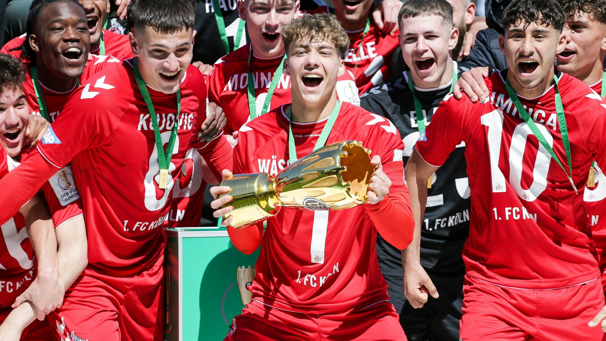 Fussball, DFB Pokal der Junioren Saison 2022 / 2023 Finale FC Schalke 04 - 1.FC Köln 30.04.2023, Karl-Liebknecht Stadion Potsdam Der 1.FC Köln ist neuer Pokalsieger im DFB Pokal der Junioren 2023, Die Spieler heben den Pokal in die Luft bei der Siegerehrung Meiko Waeschenbach 1. FC Koeln U19, 7 Potsdam Karl-Liebknecht-Stadion Brandenburg Deutschland *** Sports, football, DFB Pokal junior season 2022 2023 final FC Schalke 04 1 FC Köln 30 04 2023, Karl Liebknecht Stadion Potsdam The 1 FC Köln is the new cup winner in the DFB Pokal junior 2023, The players lift the cup in the air at the award ceremony Meiko Waeschenbach 1 FC Koeln U19, 7 Potsdam Karl Liebknecht Stadion Brandenburg Germany
