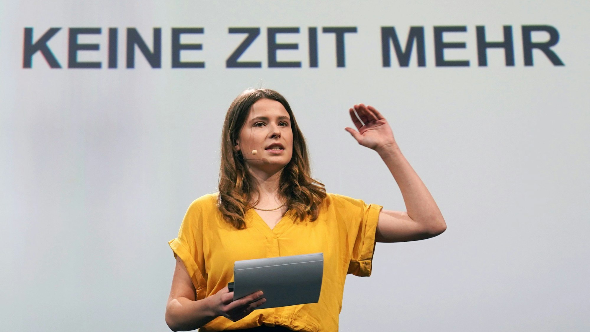 Klimaaktivistin Luisa Neubauer bei der Digital-Messe OMR in Hamburg. Neubauer kritisiert Verkehrsminister Volker Wissing.+