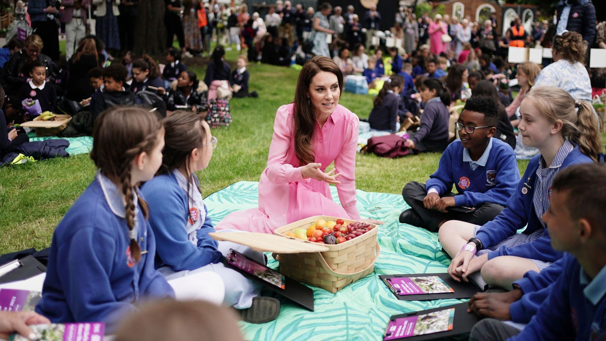 Kate, Prinzessin von Wales von Großbritannien, spricht mit Schulkindern.