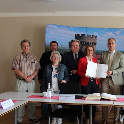 12,06 Millionen Euro beinhaltet der Bewilligungsbescheid, den Ina Scharrenbach an Bürgermeister Ulf Hürtgen überreichte.