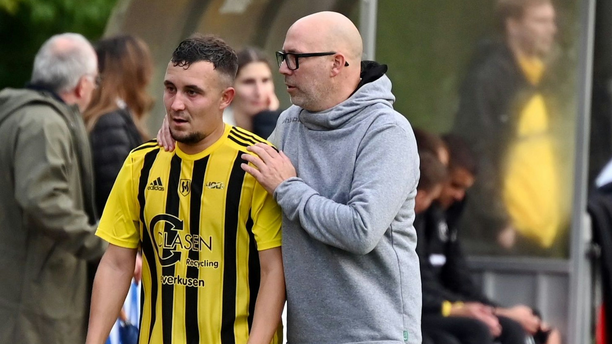 02.10.2022,- Fussball-SV Schlebusch - Bonn Endenich
links: Dennis Reeke (Schlebusch)
rechts: TR: Markus Hilmer (Schlebusch)
Foto: Uli Herhaus