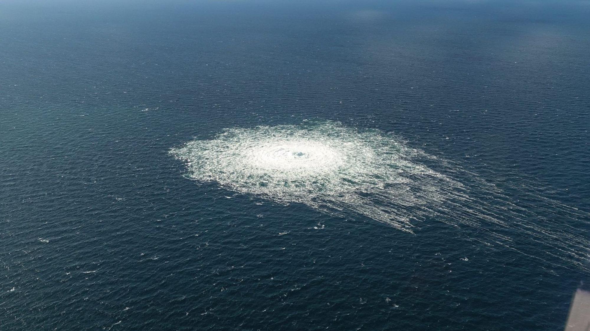 Das vom dänischen Verteidigungskommando zur Verfügung gestellte Foto zeigt das Nord Stream 2-Gasleck in der Nähe von Bornholm aus der Luft.