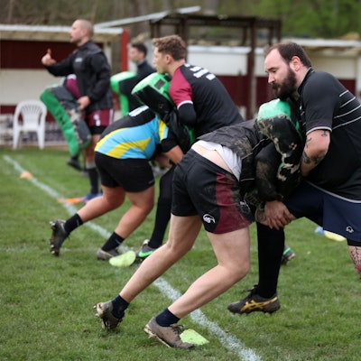 Beim Rugby-Training sind junge Männer auf dem Spielfeld zu sehen.