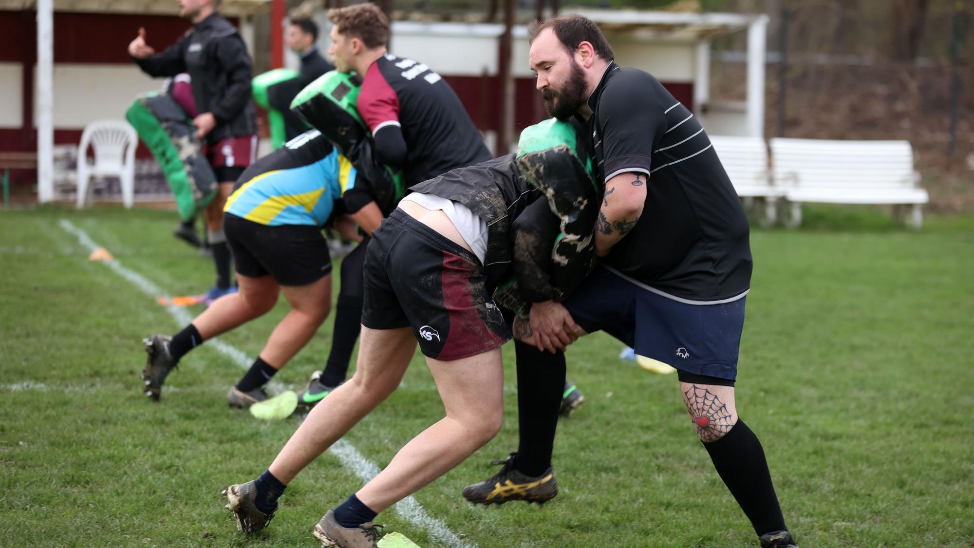 Beim Rugby-Training sind junge Männer auf dem Spielfeld zu sehen.