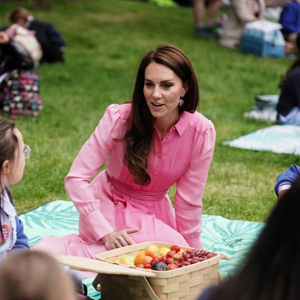 Kate, Prinzessin von Wales, im Gespräch mit Schulkindern beim ersten Kinderpicknick der RHS Chelsea Flower Show.