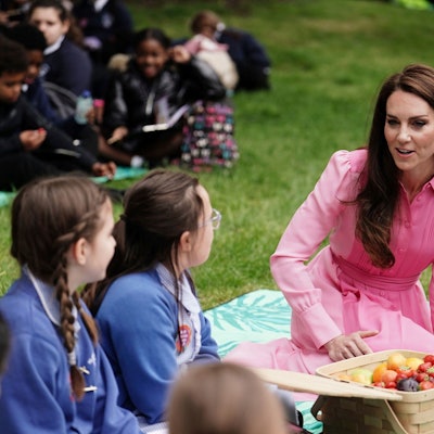 Kate, Prinzessin von Wales, im Gespräch mit Schulkindern beim ersten Kinderpicknick der RHS Chelsea Flower Show.