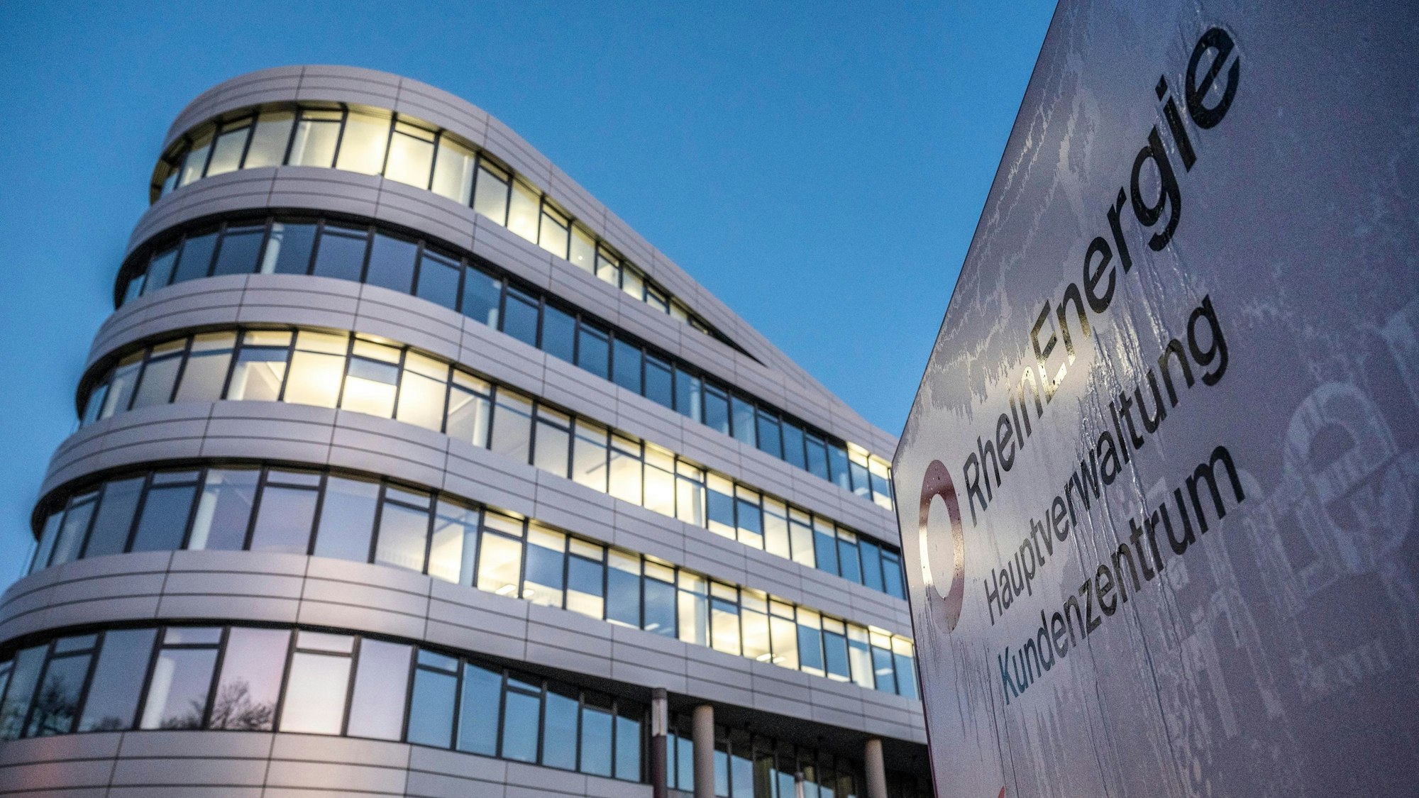 Die Zentrale der Rhein Energie AG am Parkgürtel in Köln am Abend. Foto: Uwe Weiser