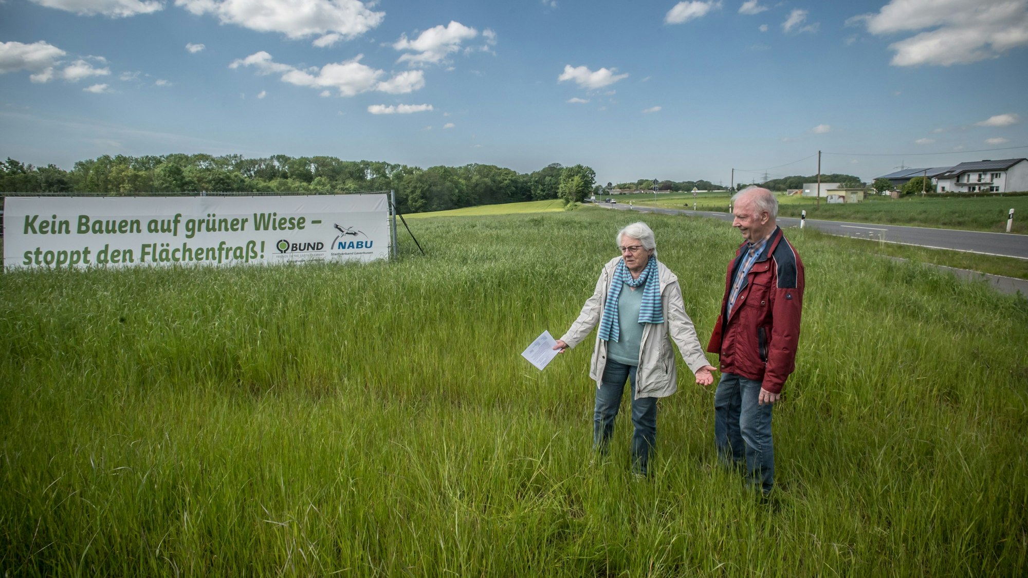 Ingrid Mayer und Erich Schulz auf der Wiese Auf den Heunen, auf der die Stadt Leverkusen eine Rettungs- und Feuerwache bauen möchte.