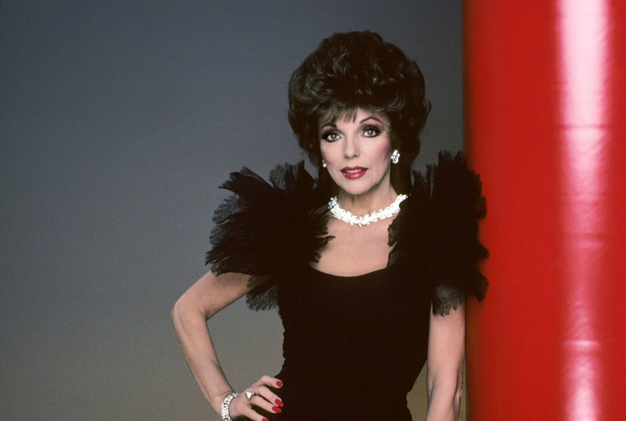 Joan Collins in einer Szene aus der 5. Staffel der Serie „The Denver-Clan“ aus dem Jahr 1984.