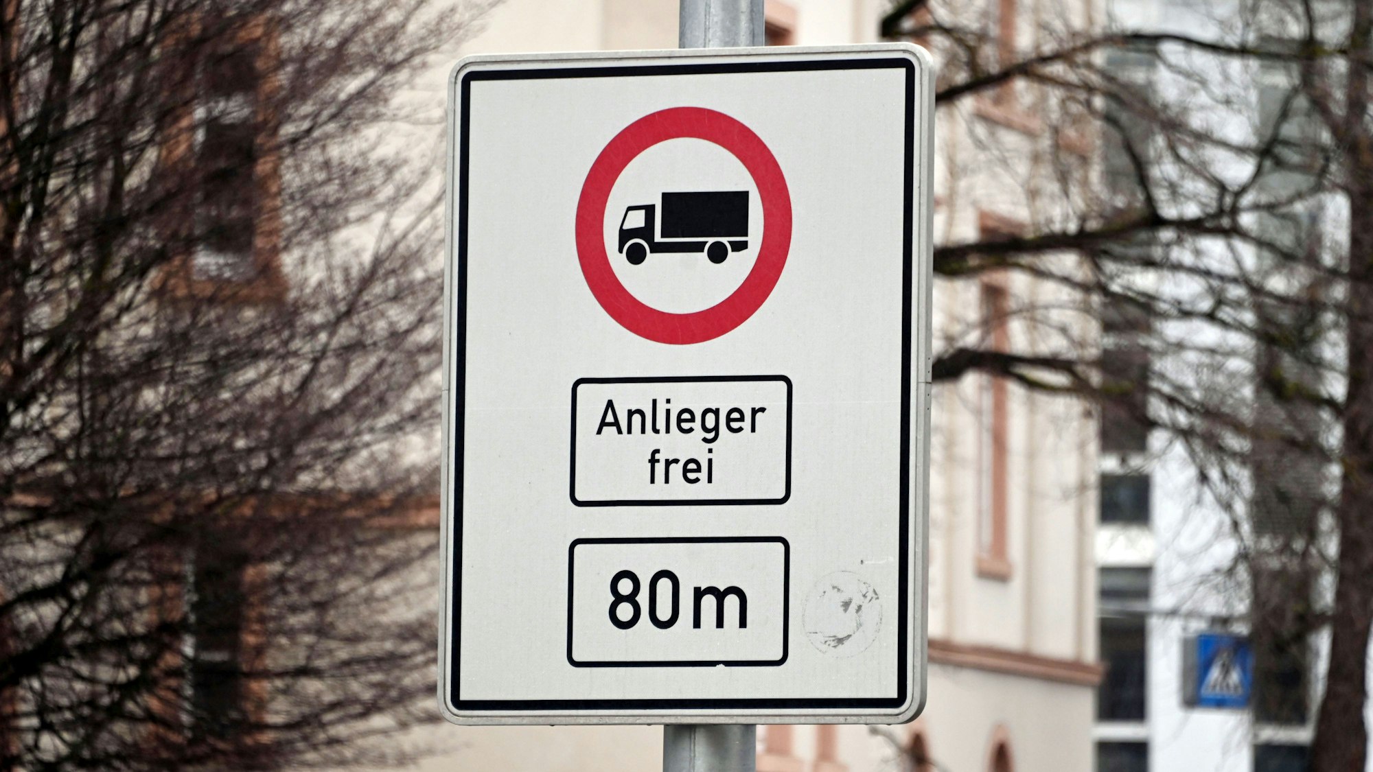 Vor der Zufahrt zur Reinhold-Frank-Straße in Karlsruhe ist ein Hinweisschild aufgestellt, das auf ein LKW-Durchfahrtsverbot in der Straße hin weist.