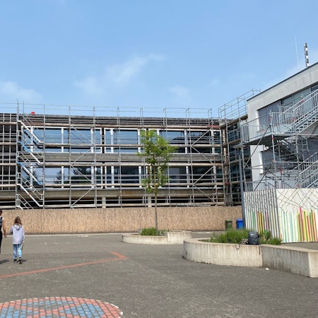 Das Foto zeigt Schüler vor der Erich-Kästner-Realschule. Deren Schulbetrieb würde auslaufen, wenn eine zweite Gesamtschule geschaffen wird.