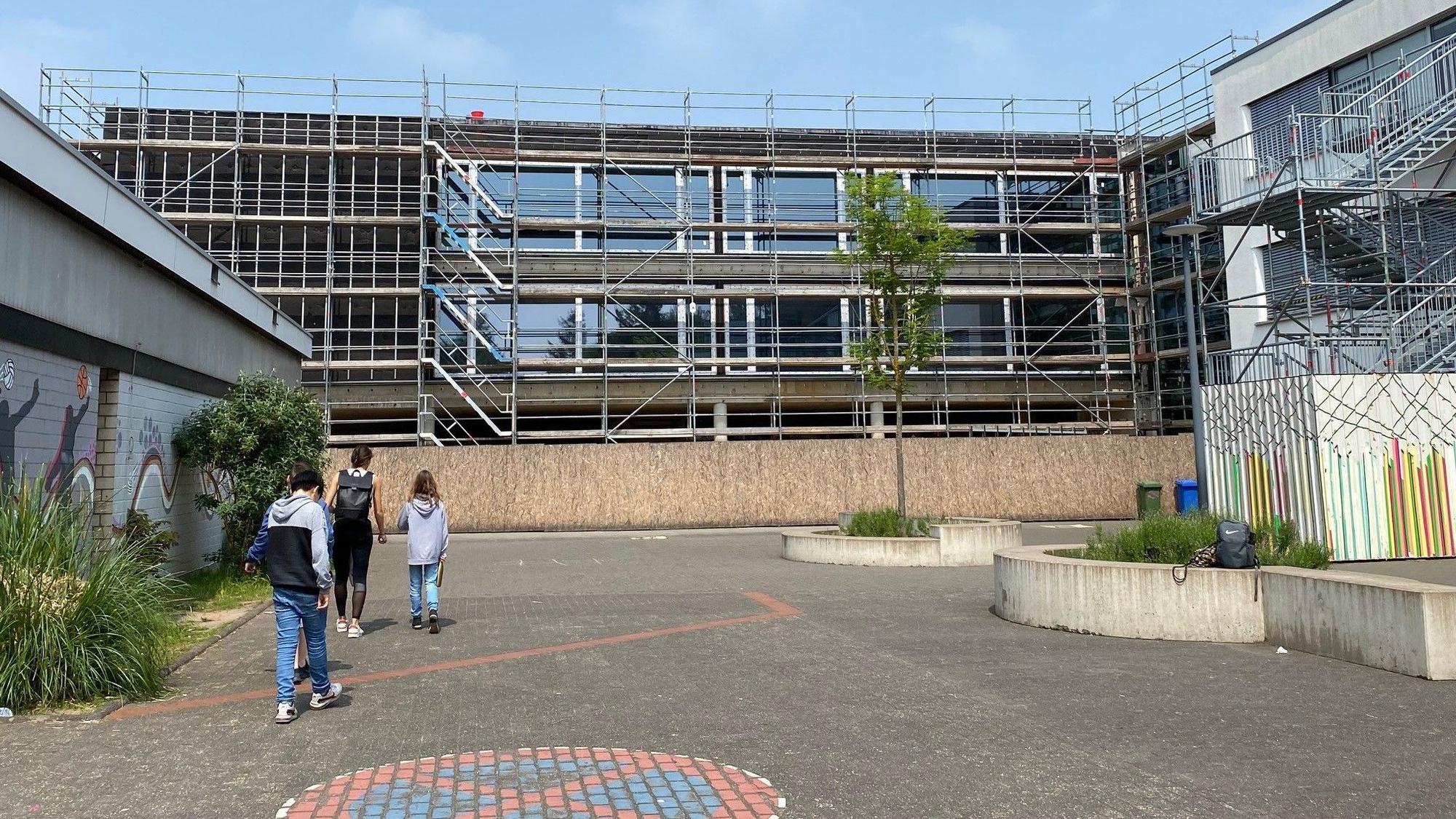 Das Foto zeigt Schüler vor der Erich-Kästner-Realschule. Deren Schulbetrieb würde auslaufen, wenn eine zweite Gesamtschule geschaffen wird.