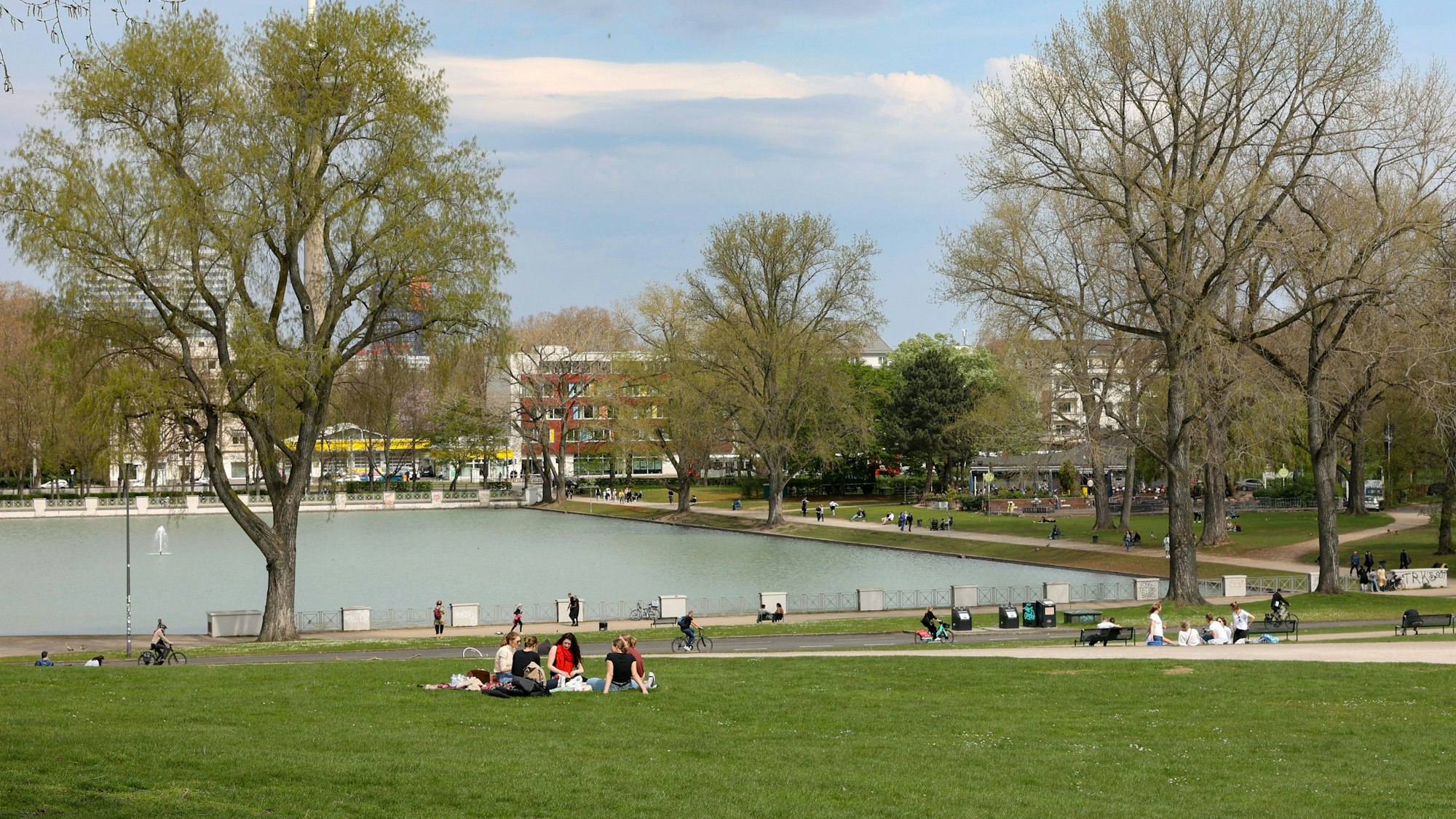 Menschen auf einer Wiese am Aachener Weiher