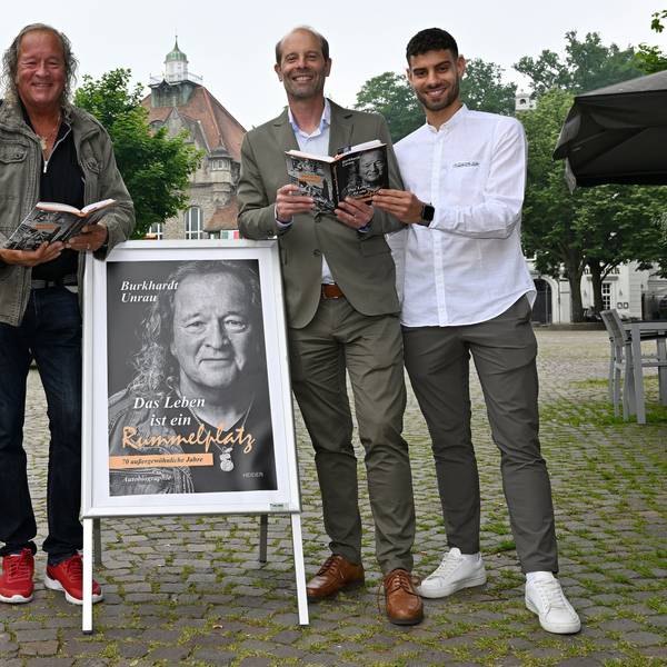 Es sind die vier erwähnten Männer zu sehen.