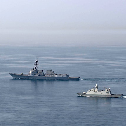 Zwei Kriegsschiffen fahren im arabischen Golf.