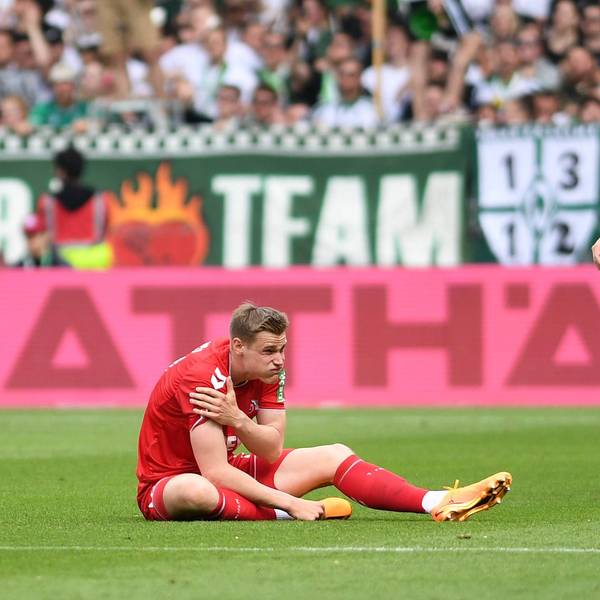 Steffen Tigges hält sich im spiel gegen Werder Bremen die Schulter.
